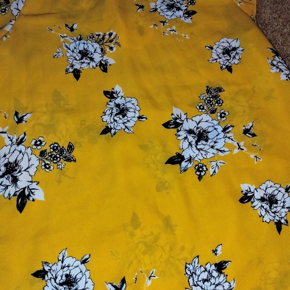 Lily White (Size M) Yellow Floral Print Button Keyhole Blouse - Picture 2 of 8